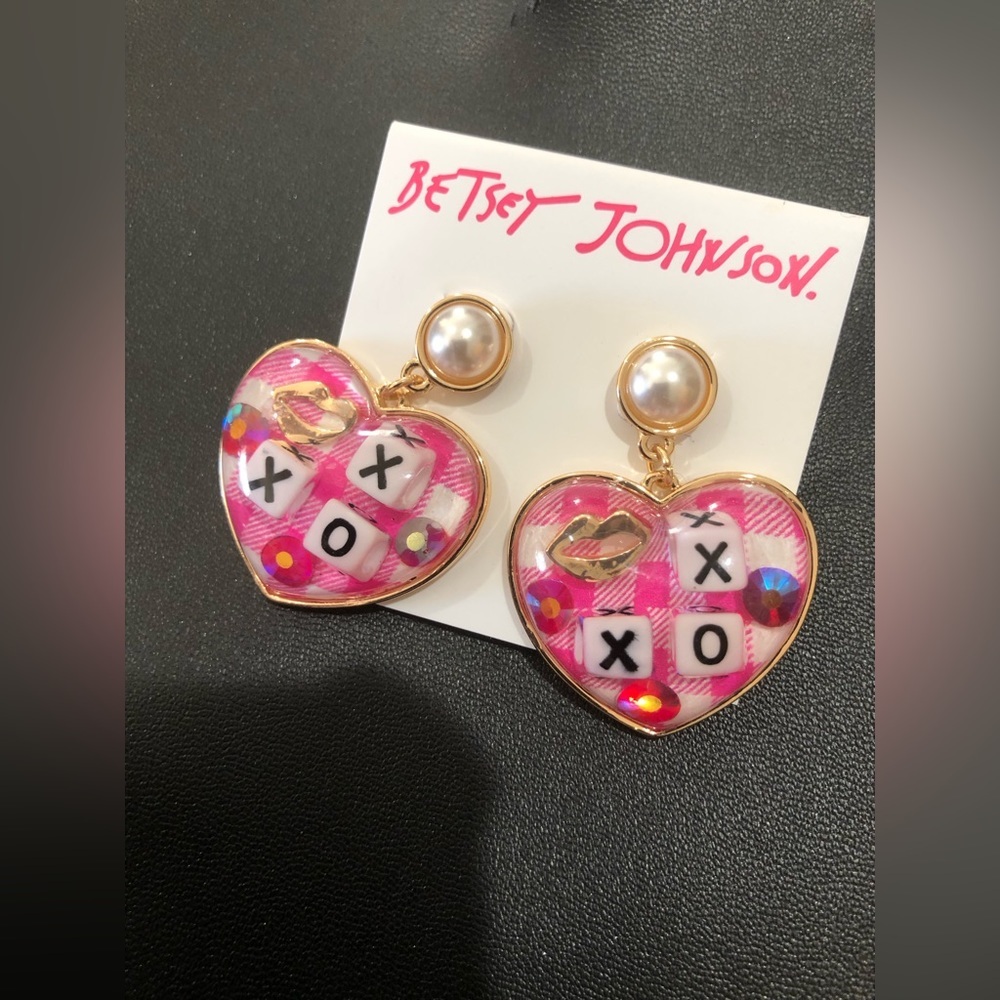 Betsey Johnson faux pearl acrylic heart shaped XOXO tic tac toe post earrings